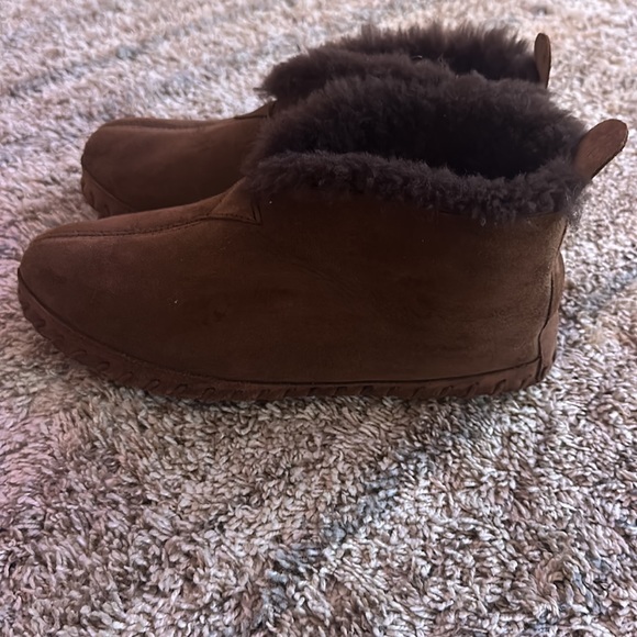 L.L. Bean Men’s Wicked Good Brown Slippers - Picture 6 of 14